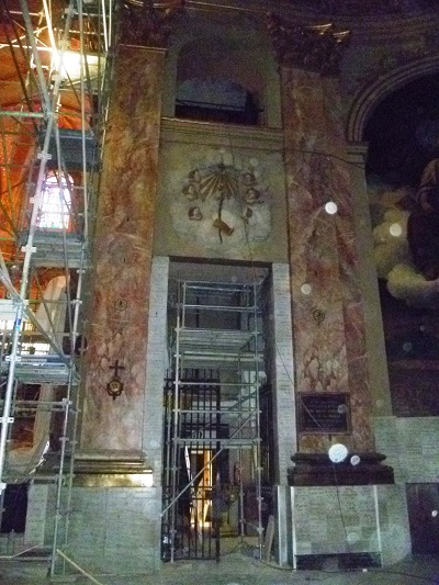Transept sud de l'église de la Daurade, premier étage : “boîte à apparition” de la Vierge parée ?
