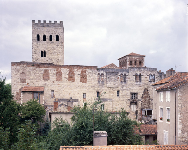 Vue des ruines du palais de Pierre Duèze. C. Soula, (c) Inventaire général Région Midi-Pyrénées.