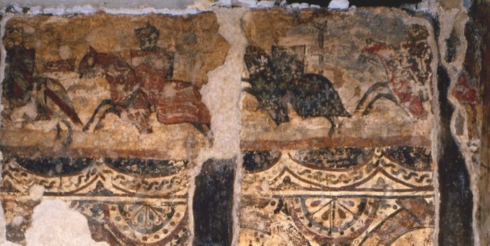 Maison "Muratet" : détail de la peinture murale représentant une frise de cavaliers, dont le roi d'Angleterre, le roi de France et le comte de Toulouse.