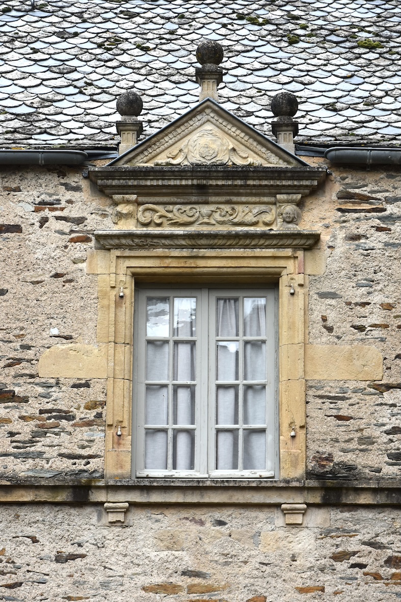 estaing cour d&rsquo;entrée faç sud du châtelet détail fen1 copie 2